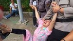 Potret Wanita Bertato di Dekat MK Nangis Histeris Saat Diamankan Polisi