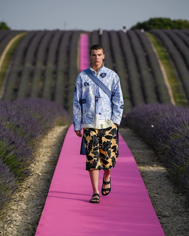 Di jajaran busana pria, Jacquemus bermain dengan motif dan warna yang bold. Hadir pilihan busana bermotif floral namun tetap terasa maskulin dengan siluet  yang longgar. (Foto: Instagram/@jacquemus)