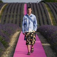 Di jajaran busana pria, Jacquemus bermain dengan motif dan warna yang bold. Hadir pilihan busana bermotif floral namun tetap terasa maskulin dengan siluet  yang longgar. (Foto: Instagram/@jacquemus)