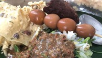 Sambal kacangnya agak kasar dilengkapi empal, sate telur puyuh dan rempeyek. Dijamin kenyang. Foto: Instagram @lydiacreation
