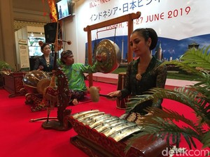 Suami Istri Lintas Negara Main Gamelan di Forum Bisnis RI-Jepang