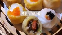 Meski baru beberapa hari di Sydney, sudah banyak kuliner enak yang disantap Syahrini dan Reino Barack. Salah satunya dim sum milik MR. Wong ini. Nyam! Foto: Instagram