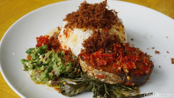 Nasi + Ikan Tongkol Balado + Tumis Baby Corn + Tempe/Tahu Goreng + Sambal + Kerupuk