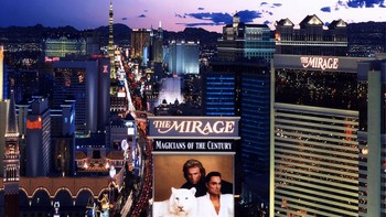 Las Vegas di Amerika Serikat, jadi salah satu kota yang tak pernah tidur. Aktivitas warganya yang tanpa henti membuat kota ini nampak mempesona dengan kilauan lampu yang menghias kota tersebut di malam hari. Photo courtesy of Siegfried & Roy/The Mirage via Getty Images.