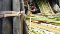 Selain bunga, di lokasi ini terdapat juga pedagang janur.