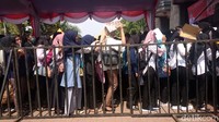 Warga mengantre hingga ke luar gedung.