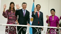 Presiden Jokowi dan Presiden Argentina Mauricio Macri berbincang di beranda Istana.