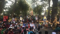 Masaa yang memakai atribut kain kuning tersebut mengatasnamakan Gerakan Kedaulatan Rakyat Emak-emak Jabar. Mereka juga akan mengelar aksi di sekitaran MK. (Foto: Ibnu Hariyanto/detikcom)