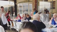 Wanita berusia 36 tahun itu juga amat menyukai garlic bread. Saat berada di Watson Bay, Sydney ia menyantap dua buah garlic bread. Foto: Instagram