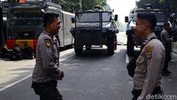 Setiap tamu yang akan memasuki kawasan MK diperiksa terlebih dulu tasnya dan harus melewati metal detector.