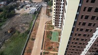Rusun Rorotan juga dilengkapi dengan area olahraga, salah satunya dengan disediakannya lapangan olahraga bagi para penghuni rusun tersebut.