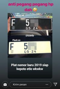 Pelat nomor putih jika terkena cahaya pada malam hari. 