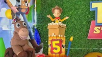 Kalau ingin menggelar pesta untuk si kecil, coba usung tema Toy Story. Hadirkan cake megah dengan desain yang menggemaskan.  Foto: Instagram