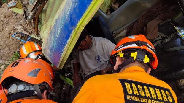 Dramatis! Tim SAR Bandung Selamatkan Sopir Terjepit Dalam Truk