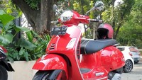 Detail estetika lainnya meliputi chromed mirrors dan motif honeycomb yang ada di setiap sisi shield. Ubahan lain, ada pada bagian pelek, di mana sekarang memakai pelek 12 inci warna black glossy. Foto: Luthfi Anshori