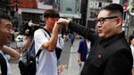 Aksi Kim Jong Un dan Donald Trump Saat Keliling Kota Jepang