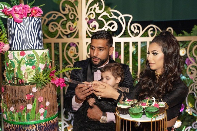 Amir Khan dan istrinya, pengusaha kosmetik dan selebgram Faryal Makhdoom, menggelar sebuah pesta mewah untuk merayakan ulang tahun pertama putri kedua mereka, Alayna, belum lama ini. (Foto: Instagram @amirkingkhan)