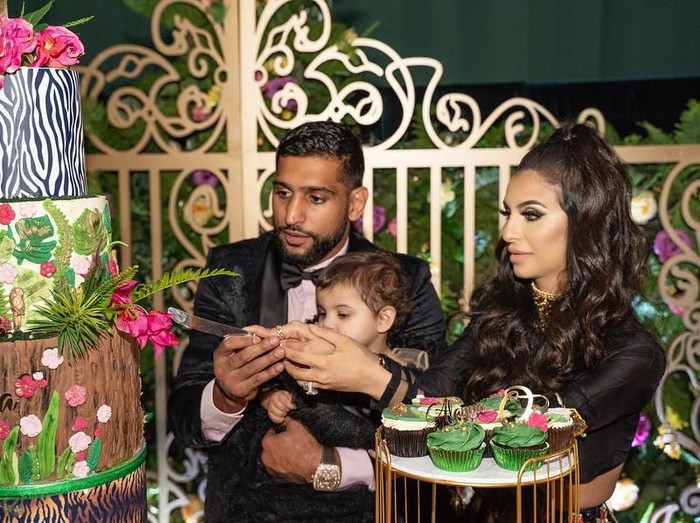 Petinju Amir Khan gelar pesta mewah untuk merayakan ulang tahun pertama anak keduanya. (Foto: Instagram/@amirkingkhan) Petinju Amir Khan gelar pesta mewah untuk merayakan ulang tahun pertama anak keduanya. (Foto: Instagram/@amirkingkhan)
