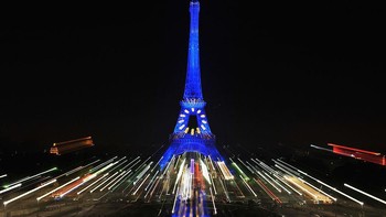 Begini pemandangan kota Paris, Prancis, di malam hari. Menara Eiffel nampak semakin menawan dengan hiasan lampu di kala malam tersebut. Pascal Le Segretain/Getty Images.