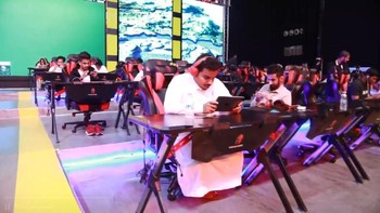 Meski bermain game, peserta di sini tetap memakai pakaian tradisional mereka yang bernama Thawb atau gamis panjang. Foto: Screenshot GSA