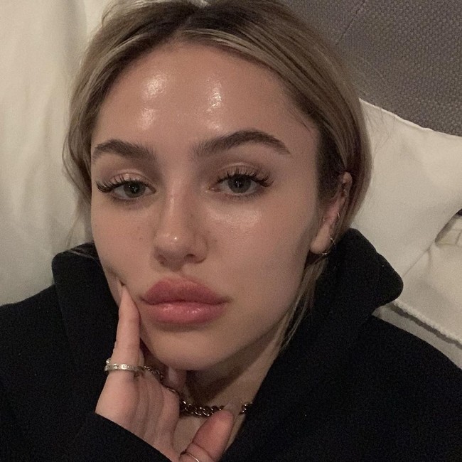Model seksi Delilah Belle Hamlin jadi kontroversi setelah mengunggah selfie wajah dirinya yang tanpa makeup. Bukannya mendapat pujian dari para netizen, Delilah malah dikritik. Foto: instagram @delilahbelle