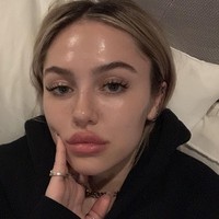 Model seksi Delilah Belle Hamlin jadi kontroversi setelah mengunggah selfie wajah dirinya yang tanpa makeup. Bukannya mendapat pujian dari para netizen, Delilah malah dikritik. Foto: instagram @delilahbelle