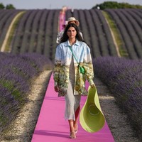 Siluet yang longgar atau oversized mendominasi koleksi terbaru Jacquemus. Sesekali, ia memadukannya dengan aksesori mungil sehingga menciptakan kesan kontras yang unik. (Foto: Instagram/@jacquemus)