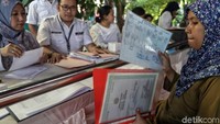 Petugas tengah memeriksa kelengkapan persyaratan.
