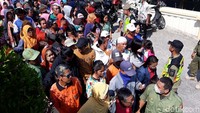 Ada 10 ribu ayam yang disiapkan untuk pembagian di Solo Raya. Yakni 8 ribu ekor untuk Kota Solo, sisanya dibagikan di Klaten.