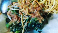 Pecel pincuk paling pas ditambah mie goreng Jawa yang agak manis. Disiram saus kacang dan  bakwan sayuran. Mantap! Foto: Instagram @dapur_makray