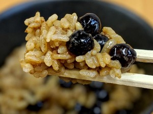 Bosan Nasi Putih? Coba Masak Nasi Pakai Milk Tea dan Boba