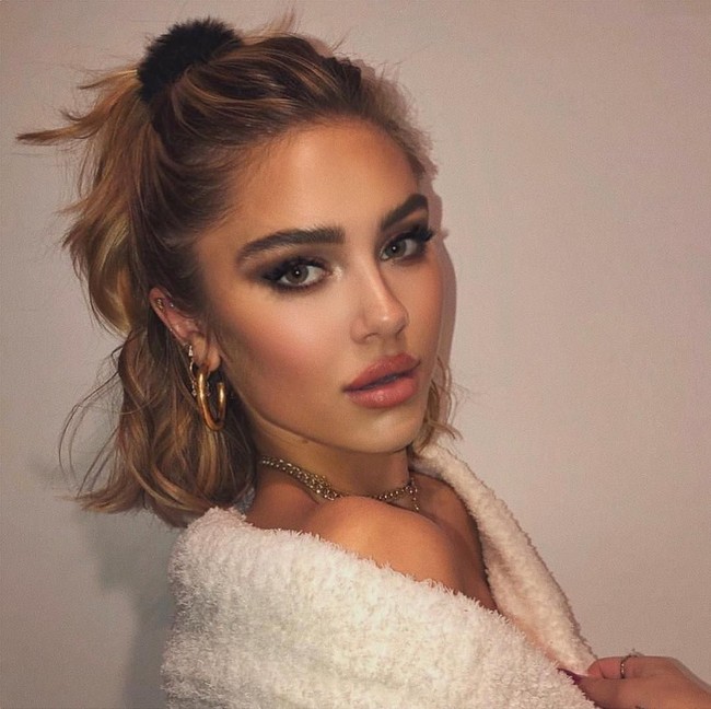 Model berusia 20 tahun ini pun menegaskan bahwa dirinya 100% jujur. Delilah juga menambahkan bahwa ia ingin menggunakan platform media sosialnya untuk kebaikan dan membantu mempengaruhi orang lain secara positif. Foto: instagram @delilahbelle