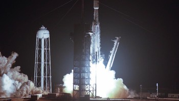 Tampak roket Falcon Heavy mulai lepas landas. Total ditambah dengan ini, tiga misi sudah sukses dilakukan oleh Falcon Heavy.  Foto: Reuters