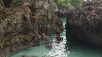 Kedua host menikmati keindahan Pantai Oyama yang memiliki pemandangan eksotis. Mereka berenang menikmati air laut yang jernih. (dok. MTMA)