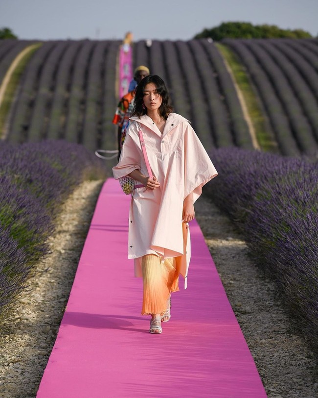 Penataan catwalk yang sedeharna seperti ini membuat koleksi menjadi fokus utama. Ada 65 busana pria dan wanita dari koleksi spring/summer 2020 yang tampil di fashion show tersebut. (Foto: Instagram/@jacquemus)
