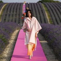 Penataan catwalk yang sedeharna seperti ini membuat koleksi menjadi fokus utama. Ada 65 busana pria dan wanita dari koleksi spring/summer 2020 yang tampil di fashion show tersebut. (Foto: Instagram/@jacquemus)