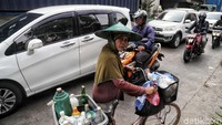Badan Kesehatan Dunia (WHO) punya standar untuk menyebut udara sehat. Udara yang dikategorikan sehat memiliki partikel debu halus atau Particulate Matter (PM) 2,5 sebesar 25 µg/m³. Problem polusi udara ini pun jadi salah satu perhatian utama para pegiat lingkungan untuk dapat membuat kualitas udara di Jakarta dapat menjadi lebih baik dan sehat, salah satunya dengan meminimalisir penggunaan kendaraan pribadi saat beraktivitas sehari-hari.