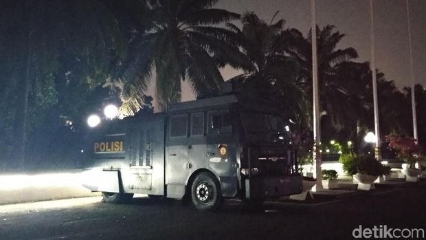 Mobil water cannon disiagakan