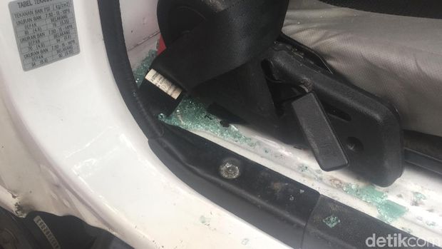 Mobil komando aksi kawal MK mengalami pecah kaca di Jl Medan Merdeka Barat, Jakpus, Rabu (26/6/2019)