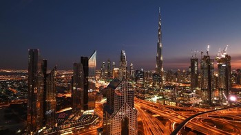 Potret keindahan kota Dubai di kala senja menuju malam. Cahaya lampu yang mulai menghiasi gedung-gedung pencakar langit membuat pemandangan kota itu semakin menawan. Tom Dulat/Getty Images.