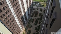 Pemandangan rusun Rorotan dari lantai atas. Bagian halaman rusun nampak dihiasi dengan tanaman hijau yang membuat area halaman rusun tersebut terlihat asri.