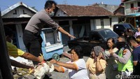 Hal itu merupakan bentuk protes karena anjloknya harga di petani akibat oversupply atau kelebihan pasokan.