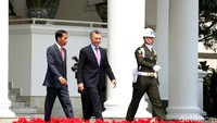 Selanjutnya, Jokowi mengajak Mauricio Macri menuju Teratai Hall Istana Kepresidenan Bogor untuk mengisi buku tamu. Berikutnya kedua Presiden melakukan pertemuan bilateral.