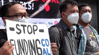 Tak cuma Indonesia, sebelumnya sejumlah aktivis di Filipina juga mendatangi Kedubes Jepang di Manila untuk menyerukan agar Jepang, sebagai tuan rumah KTT 20, untuk menghentikan pendanaan batu bara.