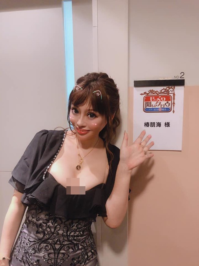 Ia mengandalkan operasi plastik agar penampilannya lebih cantik dan bisa menyenangkan orang-orang di sekitarnya. Tomomi juga mengaku prosedur kecantikan yang ia lakukan untuk mengatasi trauma masa kecil karena diejek jelek oleh ibunya. Foto: Facebook