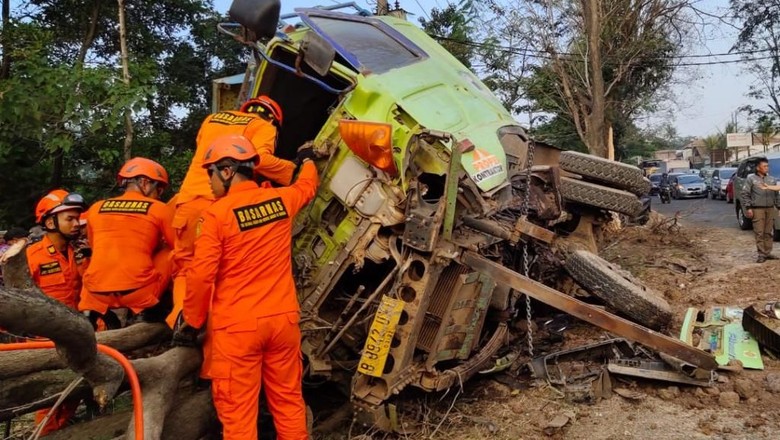 Dramatis! Tim SAR Bandung Selamatkan Sopir Terjepit Dalam Truk Dramatis! Tim SAR Bandung Selamatkan Sopir Terjepit Dalam Truk