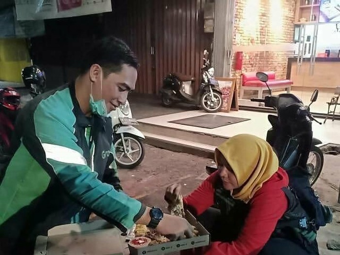 Sabar Banget! Driver Ojol Ini Berbagi Pizza yang 