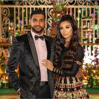 Tak seperti pesta ulang tahun anak kecil pada umumnya, para tamu menyantap hidangan di meja makan dengan table-setting ala pesta formal. Pesta kian semarak dengan penampilan para penari profesional yang beraksi dalam balutan kostum hewan. (Foto: Instagram @amirkingkhan)