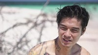 Setelah puas bermain di laut, Marshall dan Vincent juga mencicipi segarnya ikan laut Banggai. Mereka membersihkan sendiri ikannya dan menikmati ikan bersama-sama. (dok. MTMA)