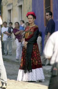 Aktris Salma Hayek sebagai Frida Kahlo di film 'Frida' (2002).